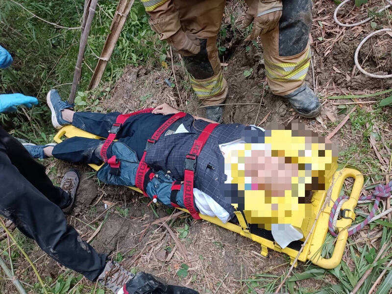 台南南化传出休旅车冲落溪谷事故,75岁驾驶左手骨折、身体擦挫伤送医。(记者刘婉君翻摄) 台南南化传出休旅车冲落溪谷事故,75岁驾驶左手骨折、身体擦挫伤送医。(记者刘婉君翻摄)