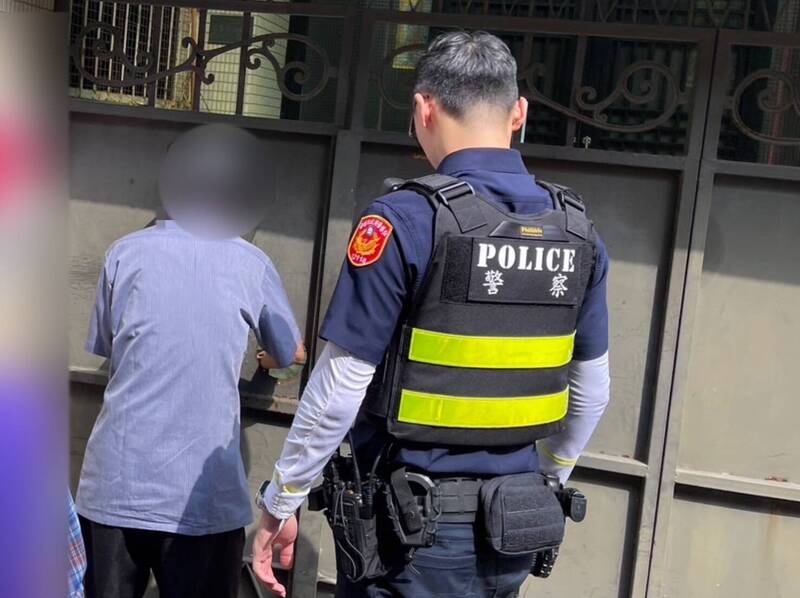 台南市警局第二分局博爱派出所警员蔡淳丞(右),查出迷途的林姓老翁(左)身分,平安送林翁回家。(警方提供) 台南市警局第二分局博爱派出所警员蔡淳丞(右),查出迷途的林姓老翁(左)身分,平安送林翁回家。(警方提供)