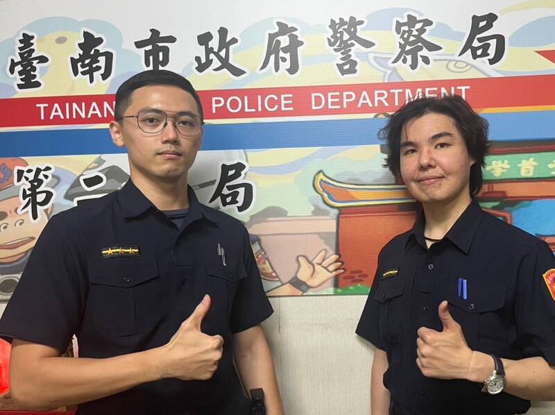 台南市警局第二分局博爱派出所警员蔡淳丞(左)、警员许胜杰(右),透过警用查询系统查出迷途林姓老翁身分,安全护送老翁返家。(警方提供) 台南市警局第二分局博爱派出所警员蔡淳丞(左)、警员许胜杰(右),透过警用查询系统查出迷途林姓老翁身分,安全护送老翁返家。(警方提供)