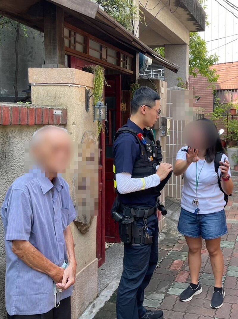 88岁林姓老翁(左)在台南中西区开山路询问咖啡店老板娘(右)有关他妻子的行踪,南市警二分局博爱派出所警员蔡淳丞(中)确认林翁身分后,送林翁安返住处。(警方提供) 88岁林姓老翁(左)在台南中西区开山路询问咖啡店老板娘(右)有关他妻子的行踪,南市警二分局博爱派出所警员蔡淳丞(中)确认林翁身分后,送林翁安返住处。(警方提供)