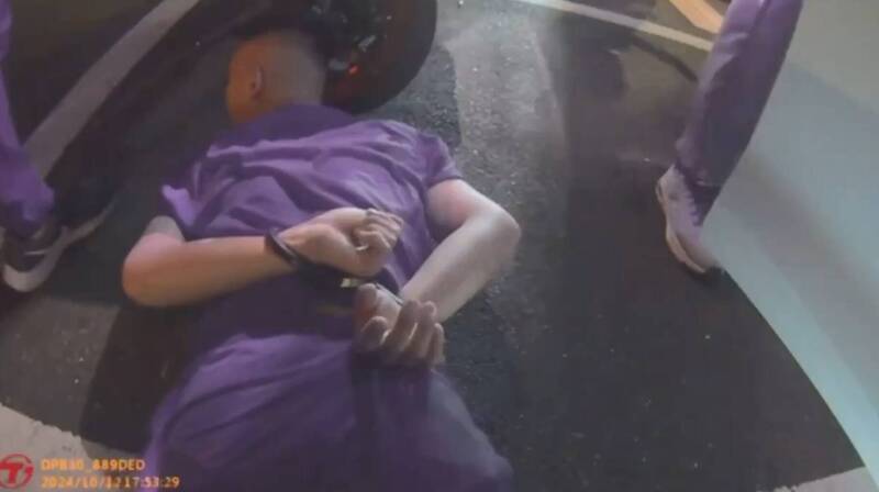 曾男等人驾车嬉闹又飘毒品味,被张姓刑警劝阻后不爽拦车呛声,被搜出毒品后遭到压制。(记者陆运锋翻摄) 曾男等人驾车嬉闹又飘毒品味,被张姓刑警劝阻后不爽拦车呛声,被搜出毒品后遭到压制。(记者陆运锋翻摄)