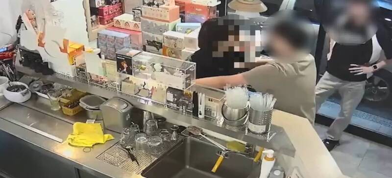 陈嫌(左)到台北市大安区某饮料店窃取玩具公仔,被发现后还出拳伤人,随即遭店长及员工压制并报警。(记者陆运锋翻摄) 陈嫌(左)到台北市大安区某饮料店窃取玩具公仔,被发现后还出拳伤人,随即遭店长及员工压制并报警。(记者陆运锋翻摄)