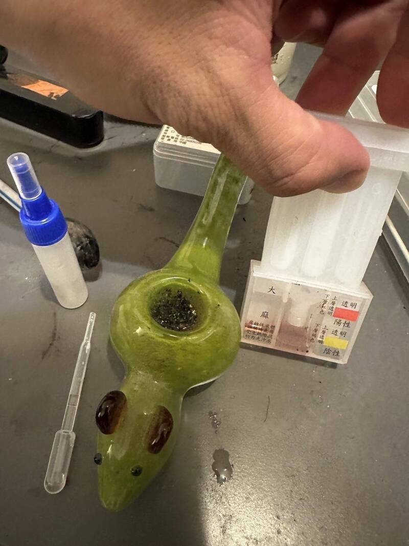 警方在陈嫌住处搜出安非他命吸食器、大麻烟斗及毒咖啡包等证物。(记者陆运锋翻摄) 警方在陈嫌住处搜出安非他命吸食器、大麻烟斗及毒咖啡包等证物。(记者陆运锋翻摄)