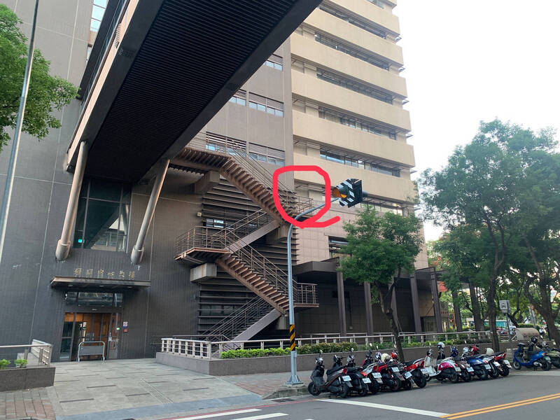 警方最后在医院外墙逃生梯上寻获蔡男。(警方提供) 警方最后在医院外墙逃生梯上寻获蔡男。(警方提供)