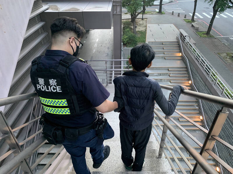 警方护送蔡男返回医院。(警方提供) 警方护送蔡男返回医院。(警方提供)