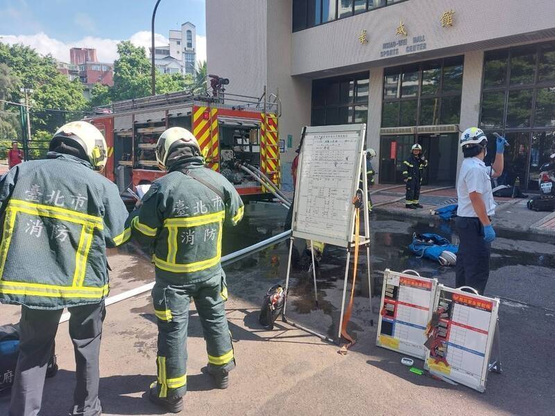 北荣发生火警,消防员到场救援。(记者王冠仁翻摄) 北荣发生火警,消防员到场救援。(记者王冠仁翻摄)
