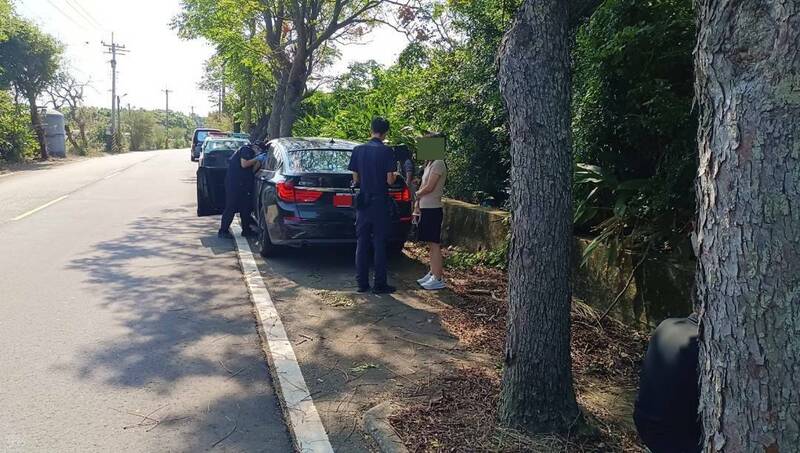 苗栗县教师产业工会总干事杨姓男教师,今(12)日上午8点许,被发现躺在自身的BMW汽车内死亡。(图由民众提供) 苗栗县教师产业工会总干事杨姓男教师,今(12)日上午8点许,被发现躺在自身的BMW汽车内死亡。(图由民众提供)