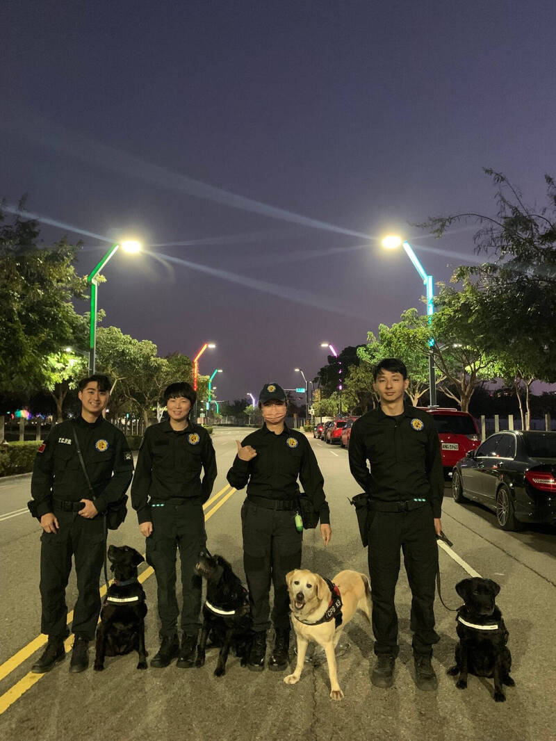 台中市警犬队即将退役的4只创队元老T.C.P.B。(警方提供) 台中市警犬队即将退役的4只创队元老T.C.P.B。(警方提供)