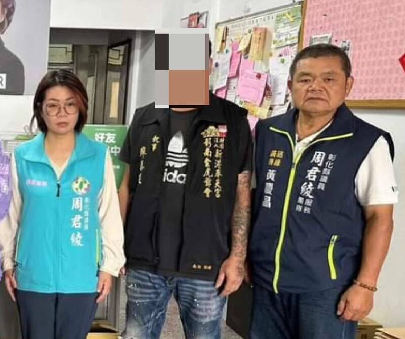 国道3号古坑段昨晚车祸2死,彰南金虎爷会执事廖男(中)惨死。议员周君绫(左)说,廖男为善不欲人知,不幸离世,令人难过。(取自彰南金虎爷慈善会脸书) 国道3号古坑段昨晚车祸2死,彰南金虎爷会执事廖男(中)惨死。议员周君绫(左)说,廖男为善不欲人知,不幸离世,令人难过。(取自彰南金虎爷慈善会脸书)