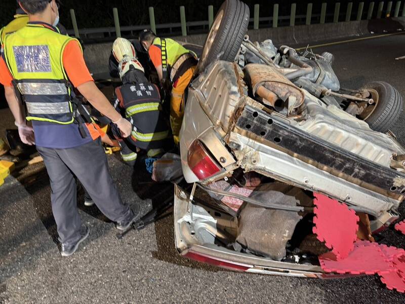 国道三号古坑路段昨晚发生2车追撞,造成2死5伤。(国道警察提供) 国道三号古坑路段昨晚发生2车追撞,造成2死5伤。(国道警察提供)