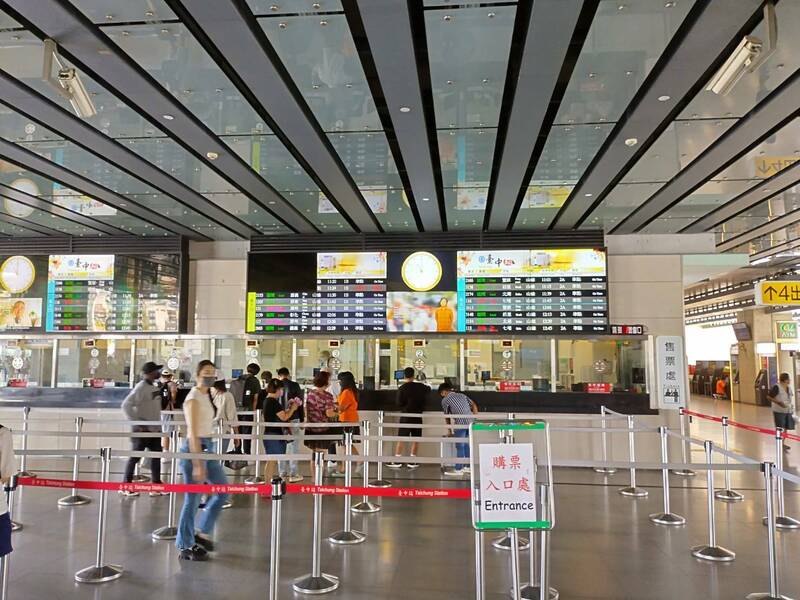 台铁台中站13日上午7点30分发生旅客朝女售票员丢掷找零钱盘案件。(台铁公司提供) 台铁台中站13日上午7点30分发生旅客朝女售票员丢掷找零钱盘案件。(台铁公司提供)