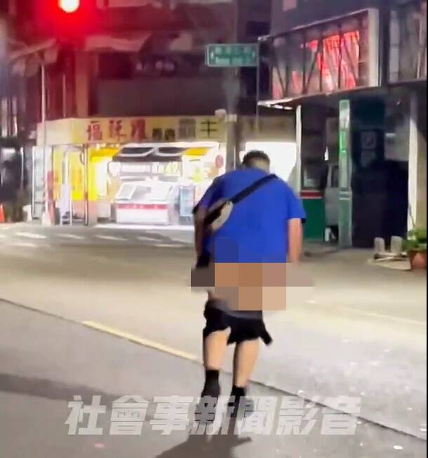 男子与朋友酒后嬉戏,脱裤在马路上奔跑,警方将通知到案并开罚。(撷取自社会事新闻影音)
<h4>☆饮酒过量 有害健康 禁止酒驾☆</h4> 男子与朋友酒后嬉戏,脱裤在马路上奔跑,警方将通知到案并开罚。(撷取自社会事新闻影音)
<h4>☆饮酒过量 有害健康 禁止酒驾☆</h4>