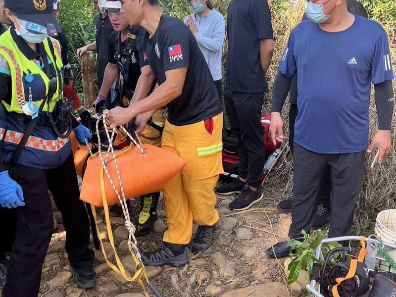 彰化夫妻档爬山,惟妻子却不慎坠落50公尺边坡,头部受到重创不幸天人永隔。(记者刘滨铨翻摄) 彰化夫妻档爬山,惟妻子却不慎坠落50公尺边坡,头部受到重创不幸天人永隔。(记者刘滨铨翻摄)