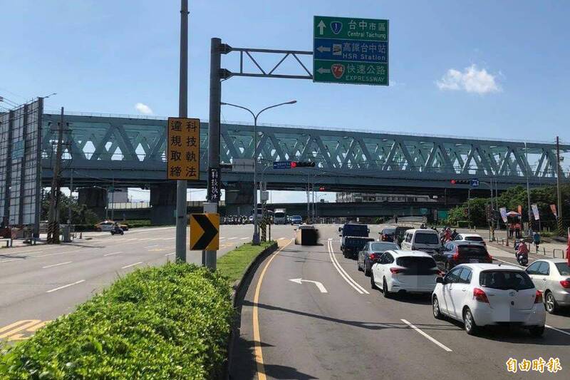 台中乌日中山路3段、高铁东路口,7月1日开始执行科技执法,3个月仅发生2件车祸,比去年同期大降超过8成。(记者陈建志摄) 台中乌日中山路3段、高铁东路口,7月1日开始执行科技执法,3个月仅发生2件车祸,比去年同期大降超过8成。(记者陈建志摄)