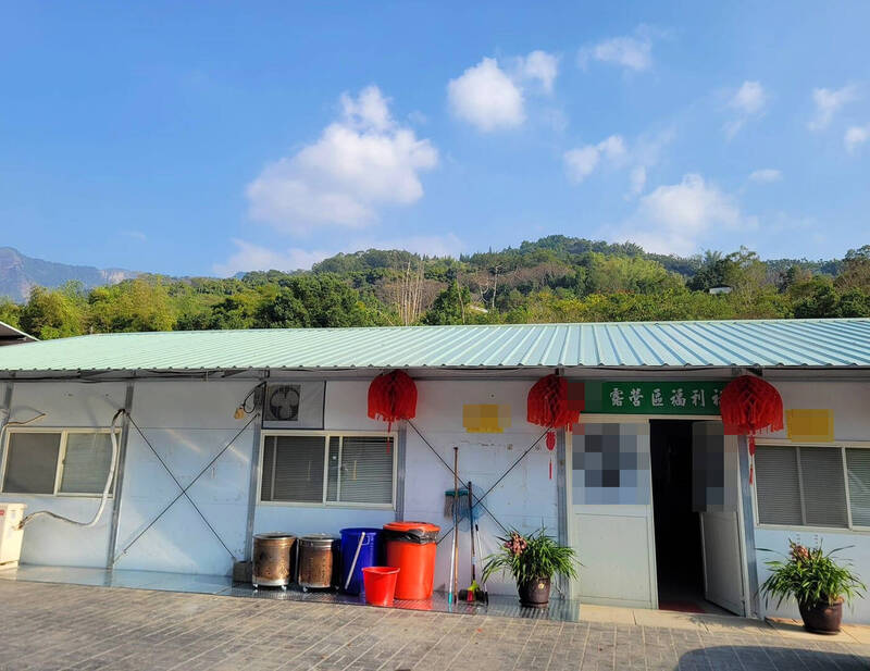 中寮乡某露营区谢姓业者伙同员工和友人,4人在露营区福利社内外,将张姓员工痛殴加凌虐致死。(资料照,民众提供) 中寮乡某露营区谢姓业者伙同员工和友人,4人在露营区福利社内外,将张姓员工痛殴加凌虐致死。(资料照,民众提供)
