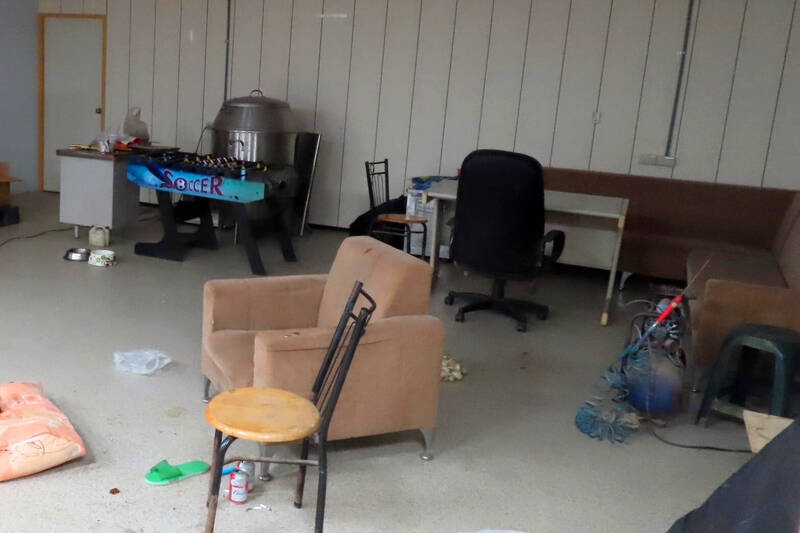 露营区福利社办公室内的椅子、电钻底座、锅具等都被拿来当刑具。(资料照,草屯警方提供) 露营区福利社办公室内的椅子、电钻底座、锅具等都被拿来当刑具。(资料照,草屯警方提供)