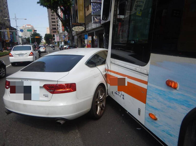 公车猛撞右转的奥迪轿车。(民众提供) 公车猛撞右转的奥迪轿车。(民众提供)