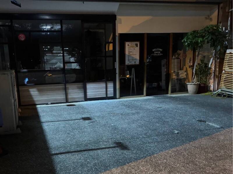 竹北叶姓教练涉虐小姊弟,网友肉搜叶姓教练开设的健身中心和饮料店,饮料店门口玻璃昨晚被人毁损。(民众提供) 竹北叶姓教练涉虐小姊弟,网友肉搜叶姓教练开设的健身中心和饮料店,饮料店门口玻璃昨晚被人毁损。(民众提供)
