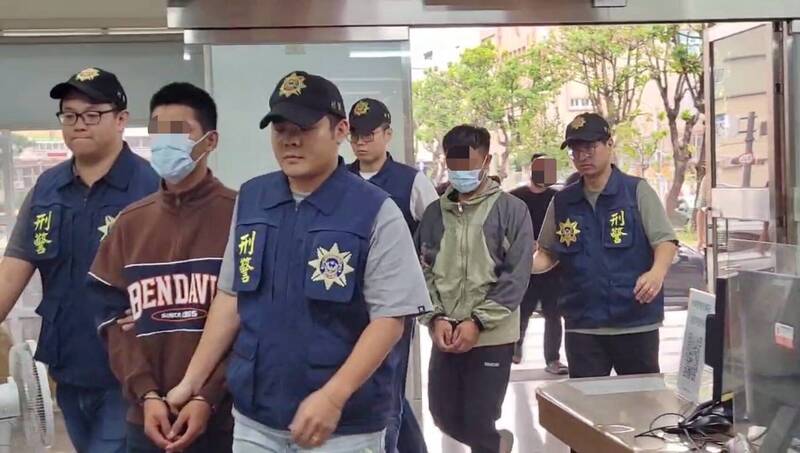 警方逮捕3名嫌犯移送。(读者提供) 警方逮捕3名嫌犯移送。(读者提供)