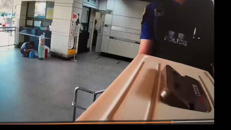 警方帮忙把女子的狗笼抬离月台,出站后再交给女子。(图民众提供) 警方帮忙把女子的狗笼抬离月台,出站后再交给女子。(图民众提供)