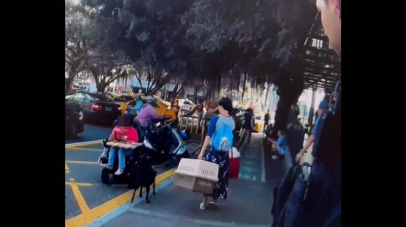 女子自行提行李及狗笼离开车站。(图民众提供) 女子自行提行李及狗笼离开车站。(图民众提供)