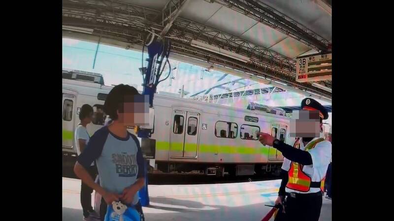 女子因求助站务人员抬行李与狗笼被拒后,与站务人员起口角争执。(图民众提供) 女子因求助站务人员抬行李与狗笼被拒后,与站务人员起口角争执。(图民众提供)