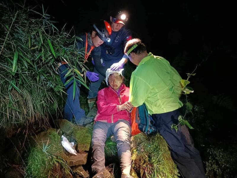 南投信义乡神阿古道,一名女山友下山不慎坠落10公尺边坡,头部受伤流血,获救后已送往医院救治。(南投县消防局提供) 南投信义乡神阿古道,一名女山友下山不慎坠落10公尺边坡,头部受伤流血,获救后已送往医院救治。(南投县消防局提供)