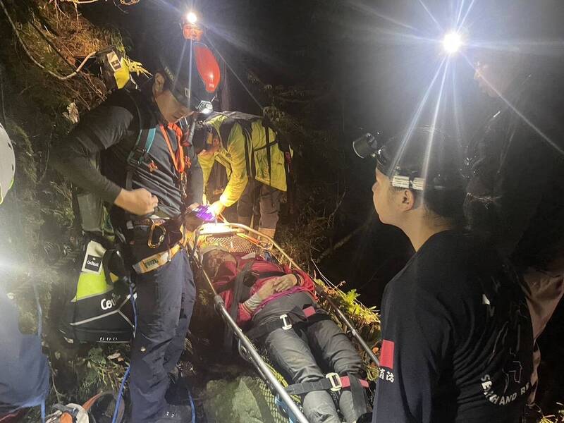 南投信义乡神阿古道,一名女山友下山不慎坠落10公尺边坡,头部受伤流血,获救后已送往医院救治。(南投县消防局提供) 南投信义乡神阿古道,一名女山友下山不慎坠落10公尺边坡,头部受伤流血,获救后已送往医院救治。(南投县消防局提供)