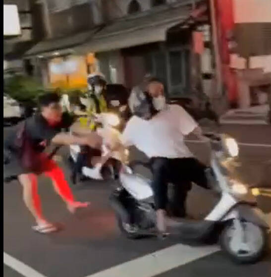 热心民众上前拉住江男,有网友留言危险,不过多数网友赞许其义勇行为。(翻摄自绿豆嘉义人) 热心民众上前拉住江男,有网友留言危险,不过多数网友赞许其义勇行为。(翻摄自绿豆嘉义人)