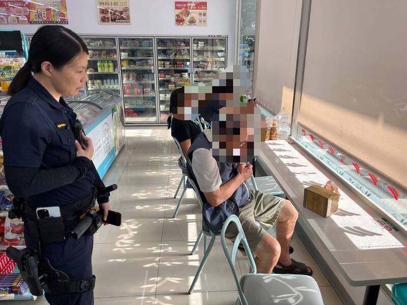 85岁阿公网恋香港正妹,对方要求寄手机SIM卡给她,还好被员警拦下。(民众提供) 85岁阿公网恋香港正妹,对方要求寄手机SIM卡给她,还好被员警拦下。(民众提供)