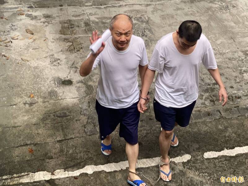 中国前海军艇长阮芳勇(左)6月驾快艇偷渡来台,一审被判刑8月;在押阮男另声请具保停押,被一审裁定驳回。(资料照,记者张文川摄) 中国前海军艇长阮芳勇(左)6月驾快艇偷渡来台,一审被判刑8月;在押阮男另声请具保停押,被一审裁定驳回。(资料照,记者张文川摄)