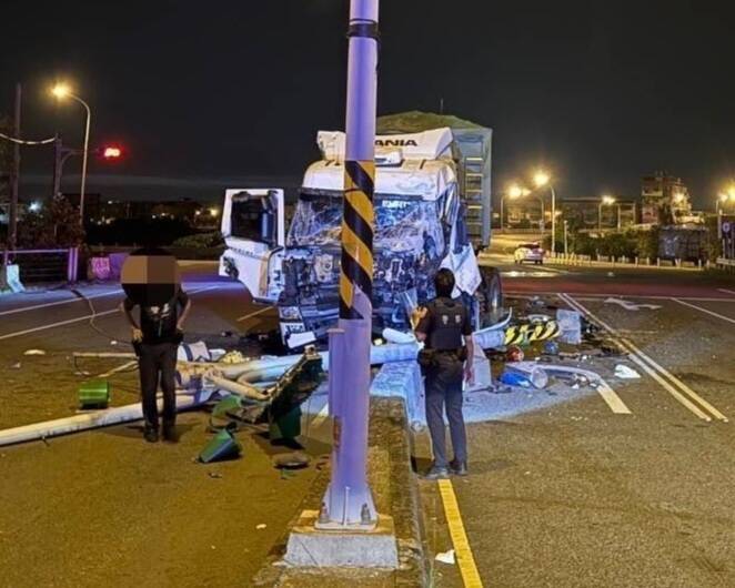 宜县五结乡五滨路二段与锦草三路口,今天凌晨发生曳引车自撞路中安全岛。(图由警方提供) 宜县五结乡五滨路二段与锦草三路口,今天凌晨发生曳引车自撞路中安全岛。(图由警方提供)
