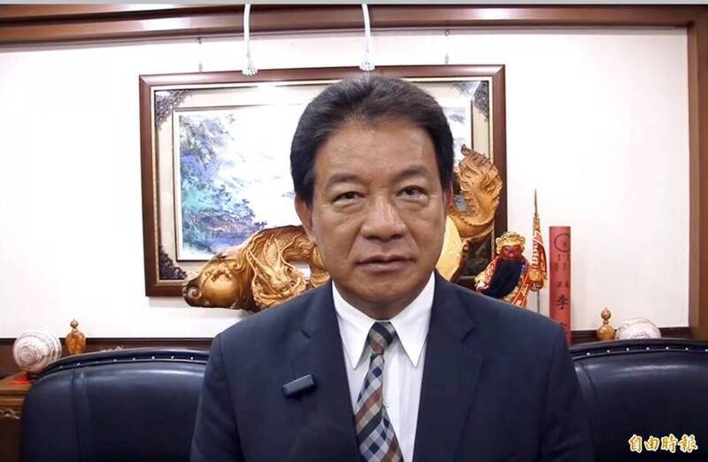 无党籍台南市前议长、现任议员郭信良涉向自办市地重划业者索贿1300万元,2023年9月5日被台南地检署依涉贪污罪嫌起诉,当天案子移交台南地院审理,当晚法官裁定郭信良150万交保、另名被告、佃西里长高进见50万元交保,两人均限制出境出海及限制住居。(资料照) 无党籍台南市前议长、现任议员郭信良涉向自办市地重划业者索贿1300万元,2023年9月5日被台南地检署依涉贪污罪嫌起诉,当天案子移交台南地院审理,当晚法官裁定郭信良150万交保、另名被告、佃西里长高进见50万元交保,两人均限制出境出海及限制住居。(资料照)