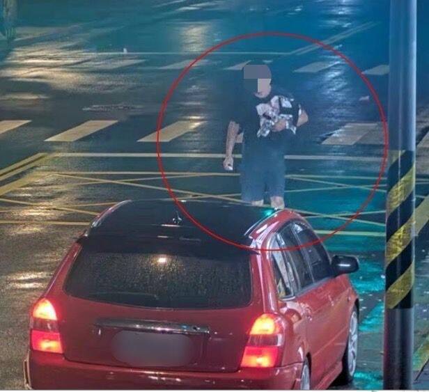 刘姓嫌犯准备搭车离去。(记者刘庆侯翻摄) 刘姓嫌犯准备搭车离去。(记者刘庆侯翻摄)