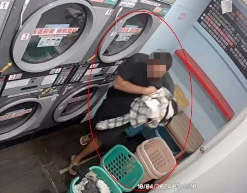 刘姓嫌犯偷盗置放在洗衣机内的衣物。(记者刘庆侯翻摄) 刘姓嫌犯偷盗置放在洗衣机内的衣物。(记者刘庆侯翻摄)
