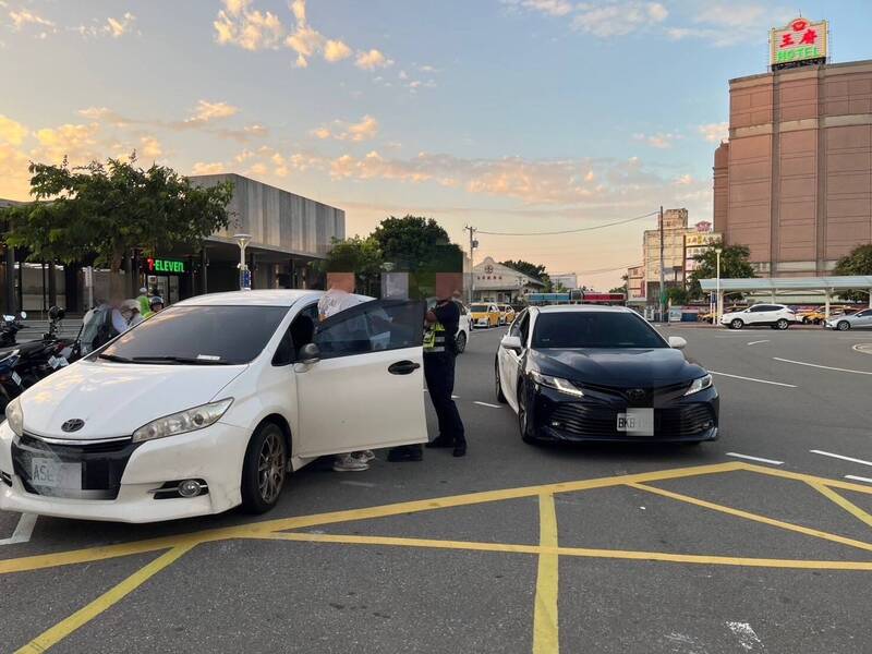 苗栗监理站会同苗栗县警察局稽查白牌车违规载客。(图由苗栗监理站提供) 苗栗监理站会同苗栗县警察局稽查白牌车违规载客。(图由苗栗监理站提供)