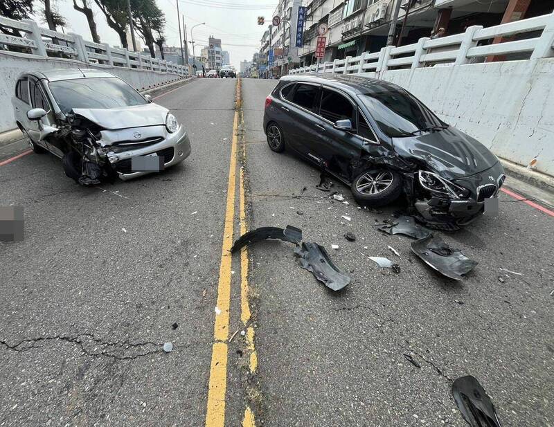 台中谢姓女子,今天中午驾车因一时恍神逆向撞上吴姓男子的BMW轿车,造成2人受伤送医,BMW的右前车轮也被撞得几乎躺平贴地。(记者陈建志翻摄) 台中谢姓女子,今天中午驾车因一时恍神逆向撞上吴姓男子的BMW轿车,造成2人受伤送医,BMW的右前车轮也被撞得几乎躺平贴地。(记者陈建志翻摄)