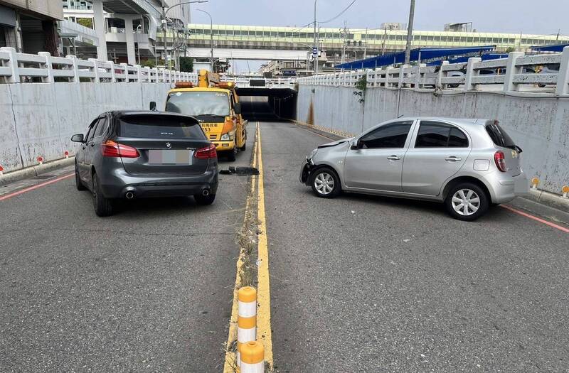 台中谢姓女子,今天中午驾车因一时恍神逆向撞上吴姓男子的BMW轿车,造成2人受伤送医,地下道交通也因这起车祸受阻。(记者陈建志翻摄) 台中谢姓女子,今天中午驾车因一时恍神逆向撞上吴姓男子的BMW轿车,造成2人受伤送医,地下道交通也因这起车祸受阻。(记者陈建志翻摄)