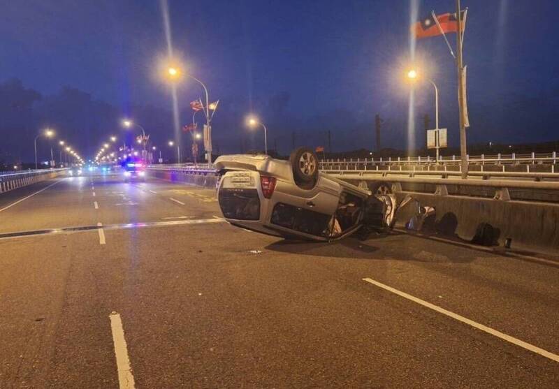 厢型车在兰阳大桥桥上翻覆现场。(图由警方提供) 厢型车在兰阳大桥桥上翻覆现场。(图由警方提供)