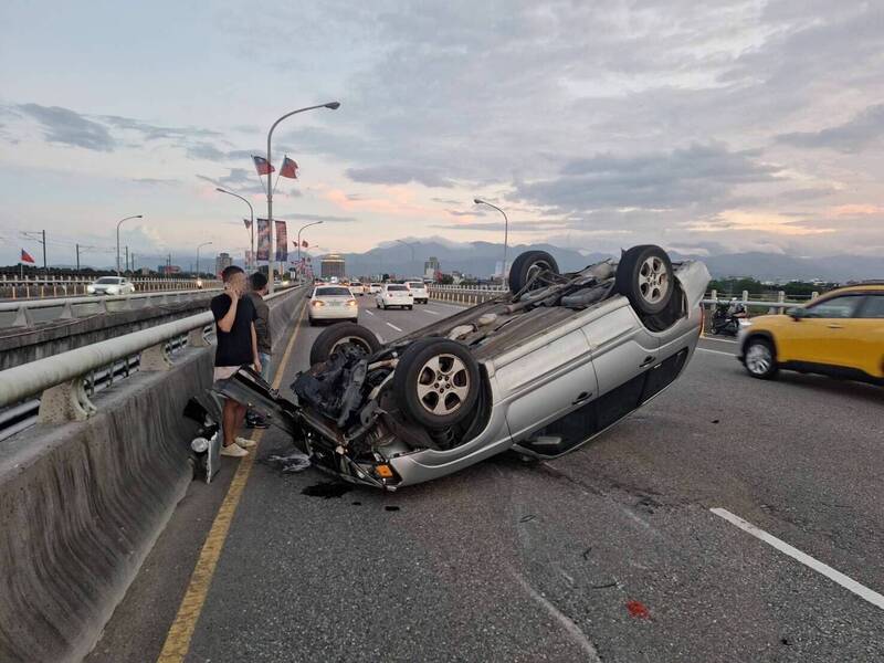 宜县兰阳大桥发生安全帽掉落路面,其他车辆闪避时,造成一辆厢型车翻覆四轮朝天。(图由警方提供) 宜县兰阳大桥发生安全帽掉落路面,其他车辆闪避时,造成一辆厢型车翻覆四轮朝天。(图由警方提供)