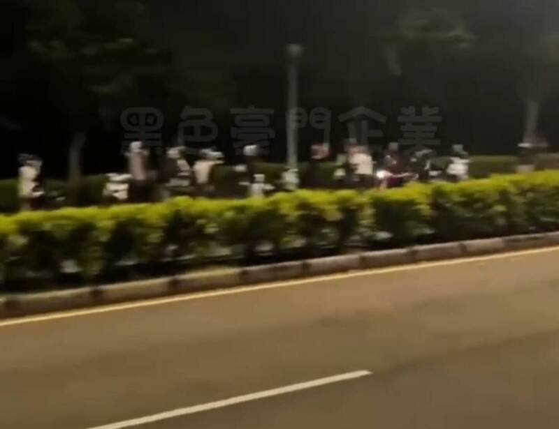 数十人半夜齐聚路竹科学园区北岭六路封路尬车制造噪音,更以轮胎摩擦地面制造大量白烟。(撷取自黑色豪门企业) 数十人半夜齐聚路竹科学园区北岭六路封路尬车制造噪音,更以轮胎摩擦地面制造大量白烟。(撷取自黑色豪门企业)