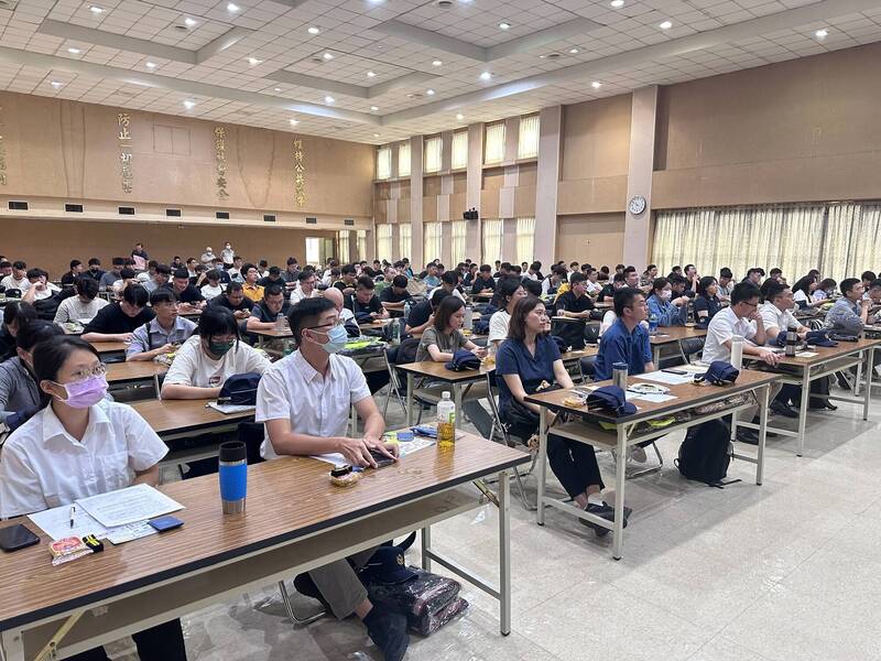今年新进警力来自警大、警专毕业生,以及其他县市调动的人员,涵盖巡官、巡佐、侦查佐和警员等职位,共140人,已完成报到。(图警察局提供) 今年新进警力来自警大、警专毕业生,以及其他县市调动的人员,涵盖巡官、巡佐、侦查佐和警员等职位,共140人,已完成报到。(图警察局提供)