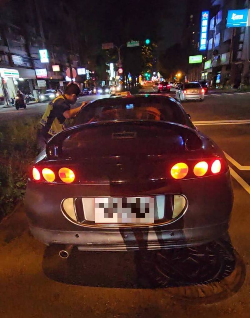 曾出现在电影「玩命关头」的同款三菱日蚀当街刁车。(警方提供) 曾出现在电影「玩命关头」的同款三菱日蚀当街刁车。(警方提供)