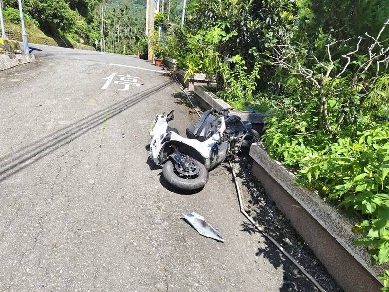 台3线「阿婆湾」附近发生交通事故,20岁骑士贴地过弯自撞,机车喷飞。(中埔警分局提供) 台3线「阿婆湾」附近发生交通事故,20岁骑士贴地过弯自撞,机车喷飞。(中埔警分局提供)