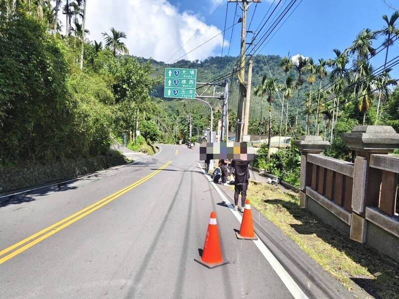 台3线「阿婆湾」附近又传出车过弯自撞交通事故。(中埔警分局提供) 台3线「阿婆湾」附近又传出车过弯自撞交通事故。(中埔警分局提供)