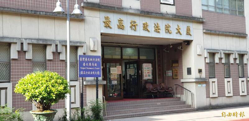 多次获奖的王姓环保局官员被控「假加班、真诈领」,虚报加班费8704元,被判刑2年、缓刑3年定谳,并遭免职处分,王员不服兴讼,最高行政法院判决免职于法有据,王员败诉确定。(记者杨国文摄) 多次获奖的王姓环保局官员被控「假加班、真诈领」,虚报加班费8704元,被判刑2年、缓刑3年定谳,并遭免职处分,王员不服兴讼,最高行政法院判决免职于法有据,王员败诉确定。(记者杨国文摄)