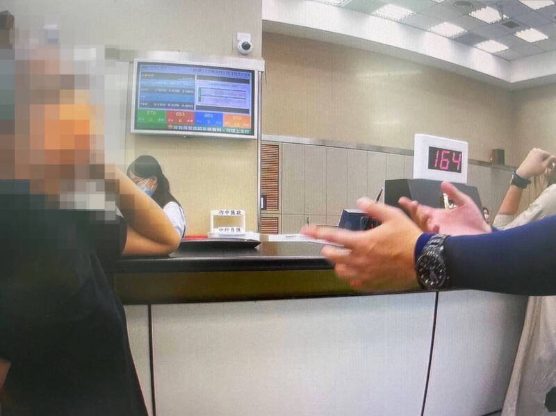 警方不断劝阻,妇人终于打消汇款念头。(警方提供) 警方不断劝阻,妇人终于打消汇款念头。(警方提供)