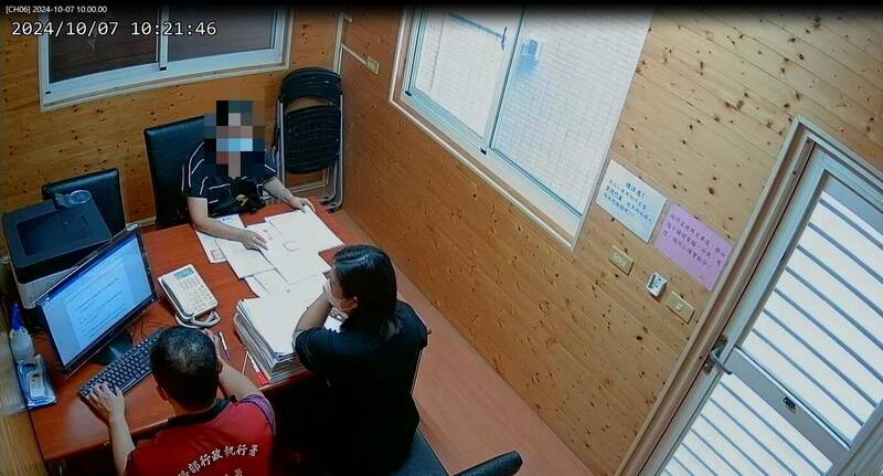 何姓女董座(条纹衣)逃漏税又拒缴出售房屋应缴纳的特销税共530万,前往台中分署说明又交代不清,台中地院裁定准予管收。(台中分署提供) 何姓女董座(条纹衣)逃漏税又拒缴出售房屋应缴纳的特销税共530万,前往台中分署说明又交代不清,台中地院裁定准予管收。(台中分署提供)