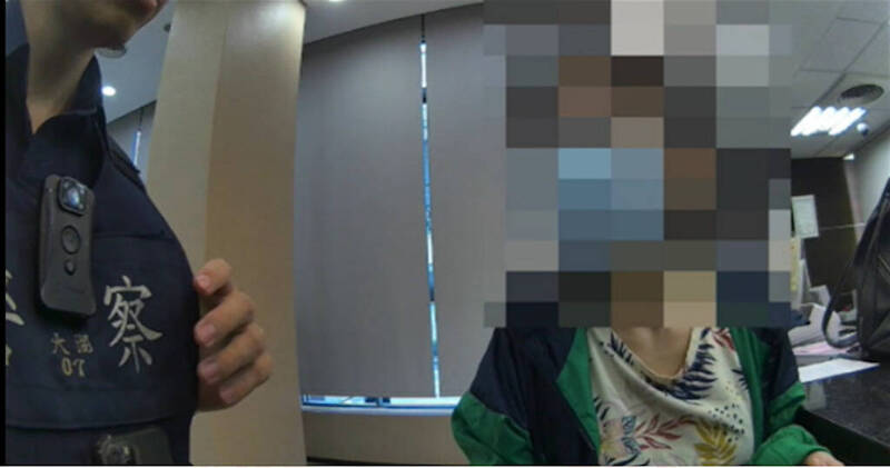 警方到场护钞时,胡女仍称大笔现金是因妹妹结婚急需用钱,但警方查看其手机后发现异状。(记者陆运锋翻摄) 警方到场护钞时,胡女仍称大笔现金是因妹妹结婚急需用钱,但警方查看其手机后发现异状。(记者陆运锋翻摄)
