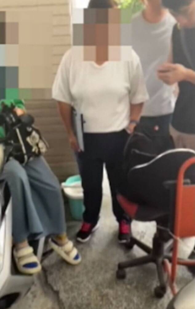 警方查看胡女手机后确认她落入投资诈骗陷阱,便将计就计将对方诱出,顺利逮捕温姓女车手。(记者陆运锋翻摄) 警方查看胡女手机后确认她落入投资诈骗陷阱,便将计就计将对方诱出,顺利逮捕温姓女车手。(记者陆运锋翻摄)